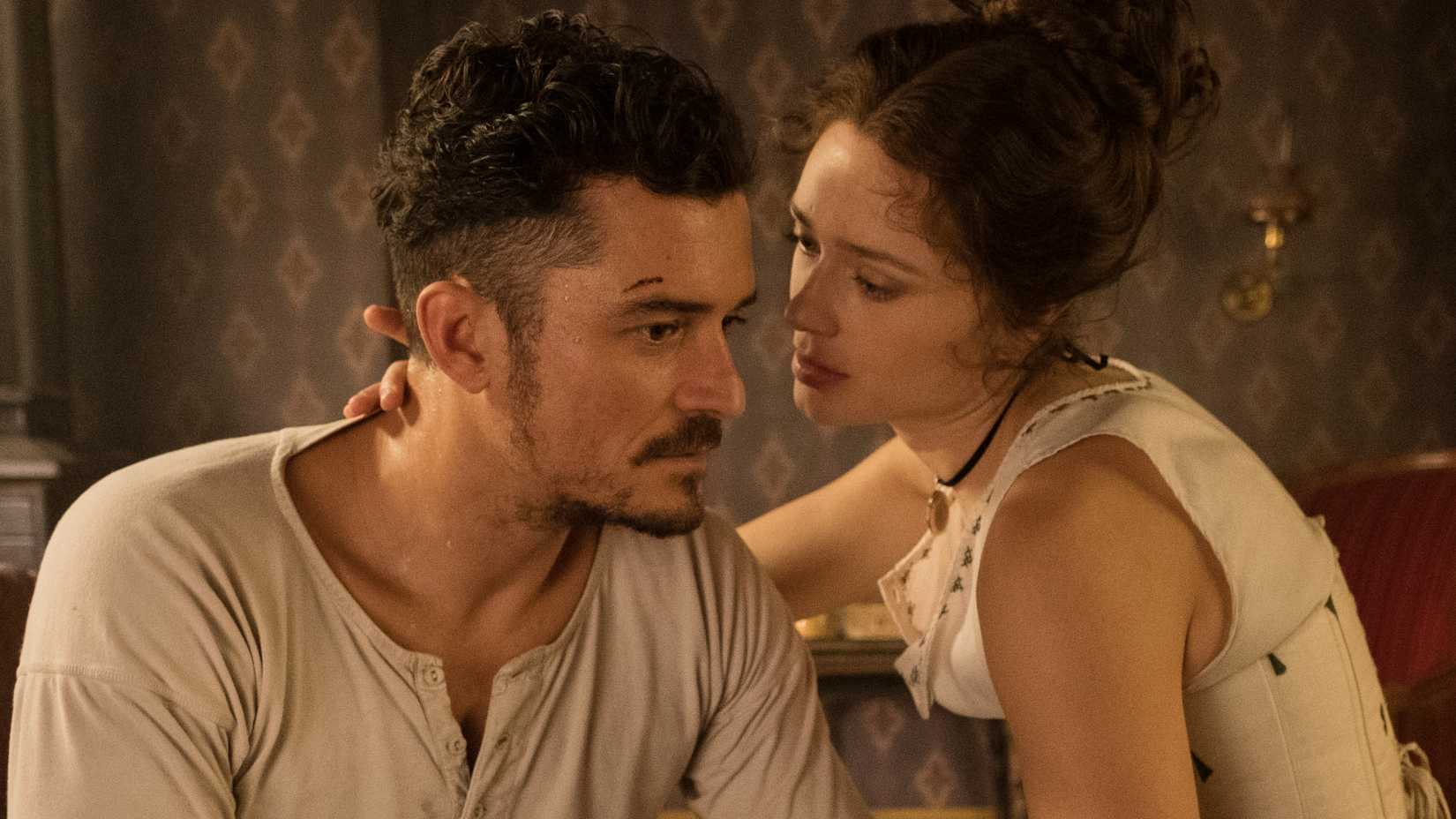 Orlando Bloom e Maeve Dermody em Carnival Row