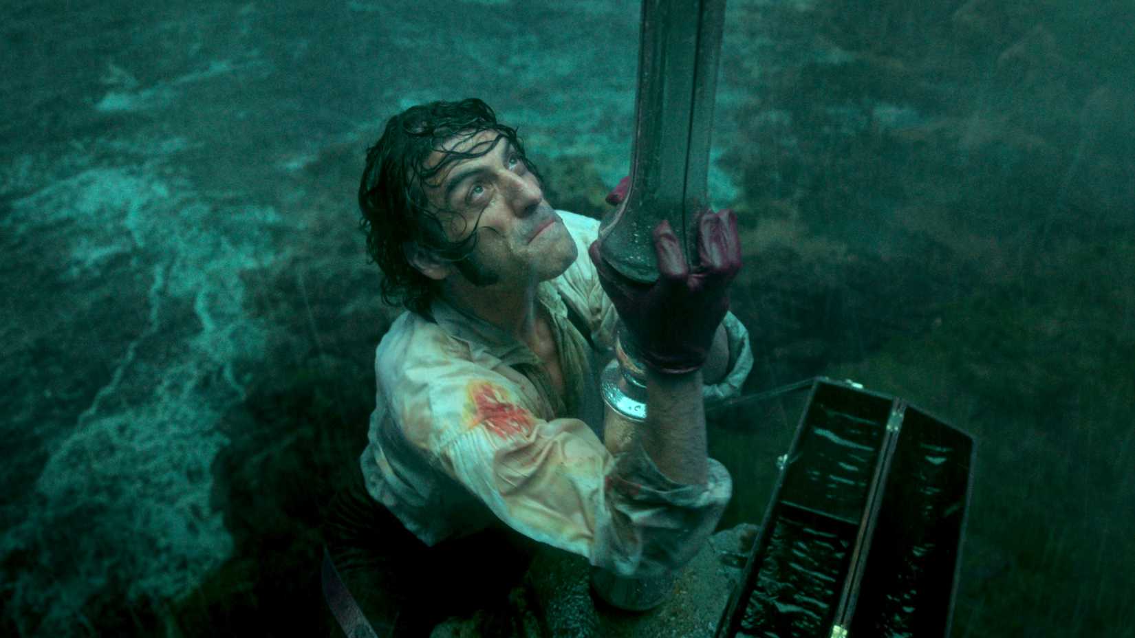 Oscar Isaac como Victor Frankenstein ajustando um para-raios em Frankenstein.