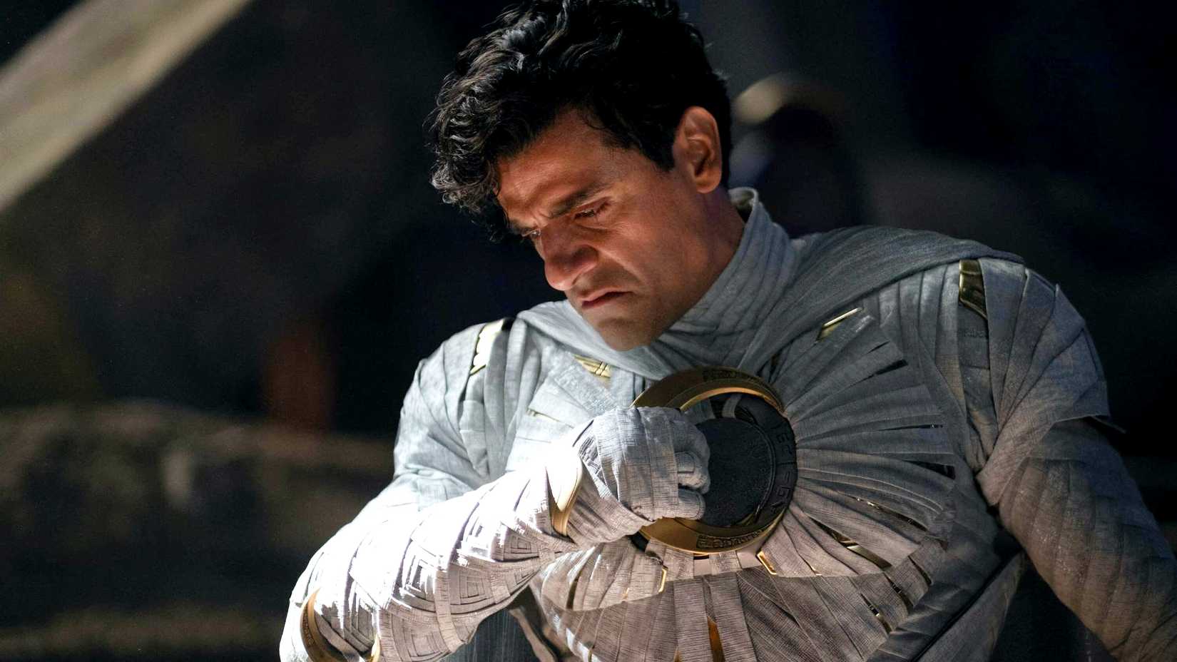 Oscar Isaac como Cavaleiro da Lua usando suas estrelas