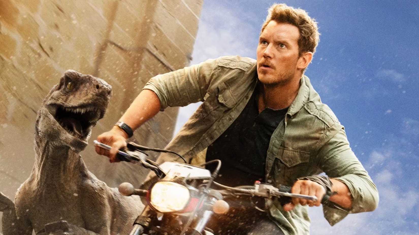 Owen Grady řídí motorku vedle atrociraptora v Jurassic World Dominion