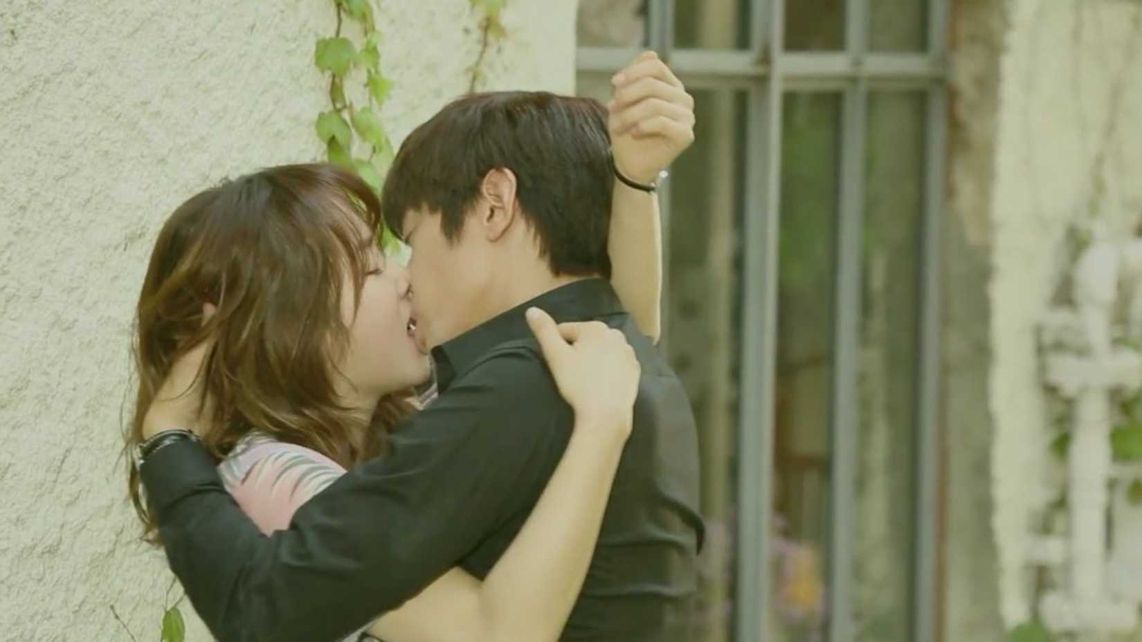 Um homem e uma mulher se beijando apaixonadamente em Another Miss Oh.