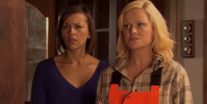 Ann (Rashida Jones) and Leslie (Amy Poehler) on Parks and Recreation