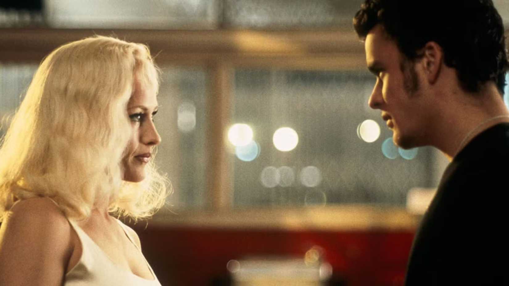 Patricia Arquette e um homem em Estrada Perdida