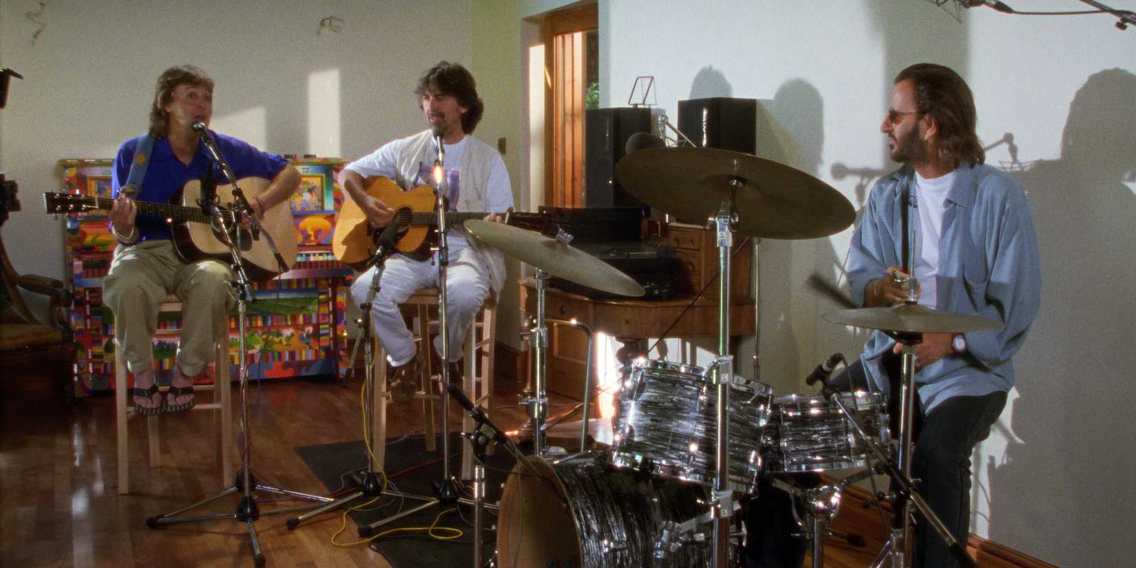 Paul McCartney, George Harrison e Ringo Starr em performance na The Beatles Anthology em 1995.