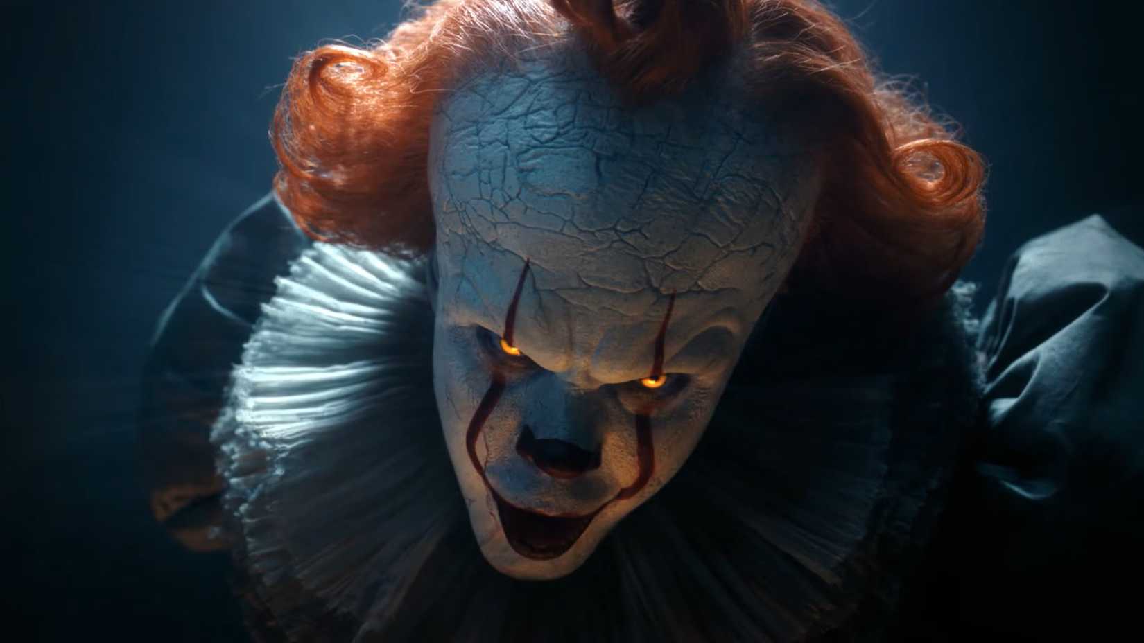 Close-up do rosto de Pennywise após a grande revelação no episódio 5 de IT: Welcome to Derry
