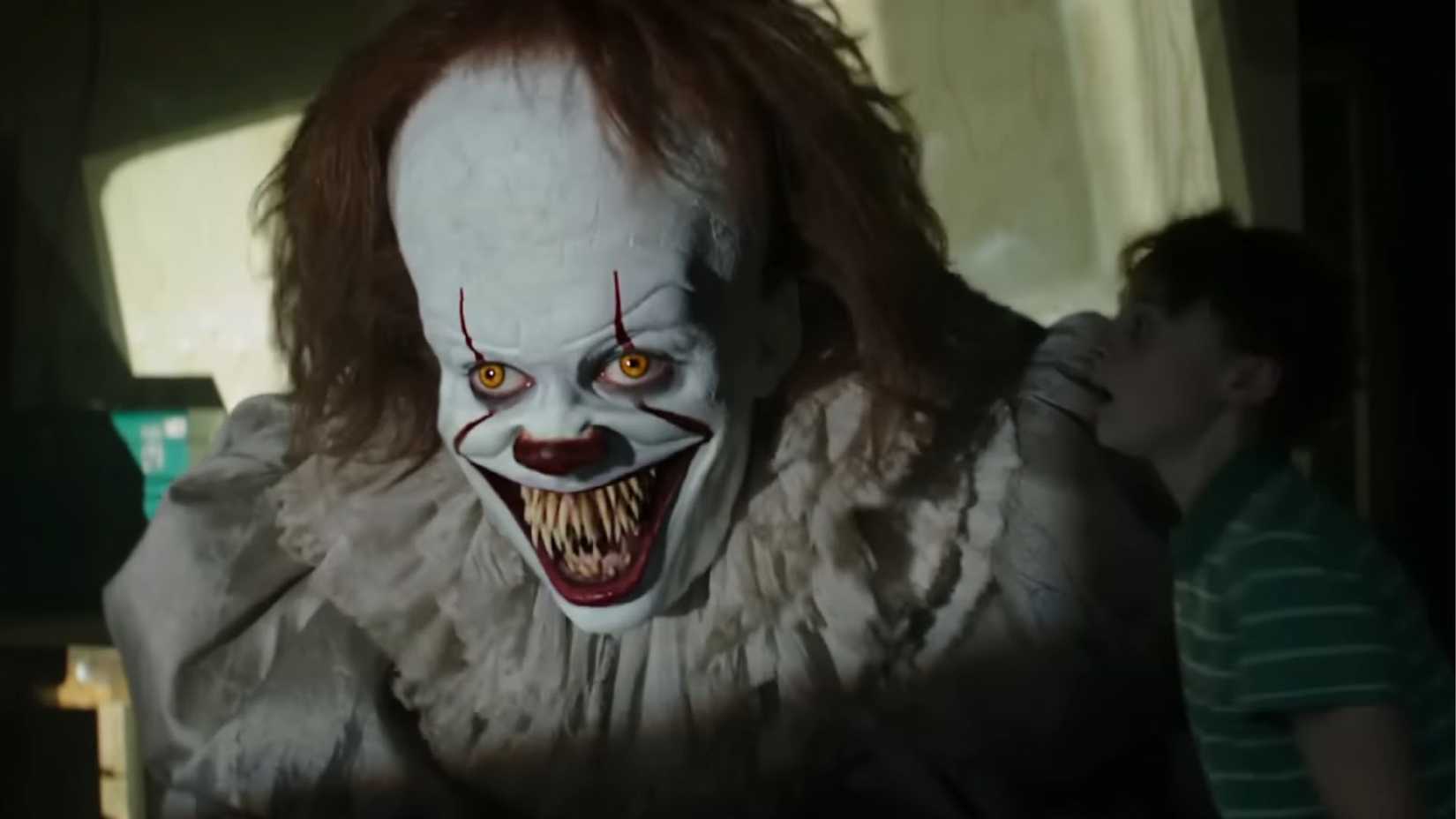 Pennywise popping out of the wall in the It Chapter One projector scene