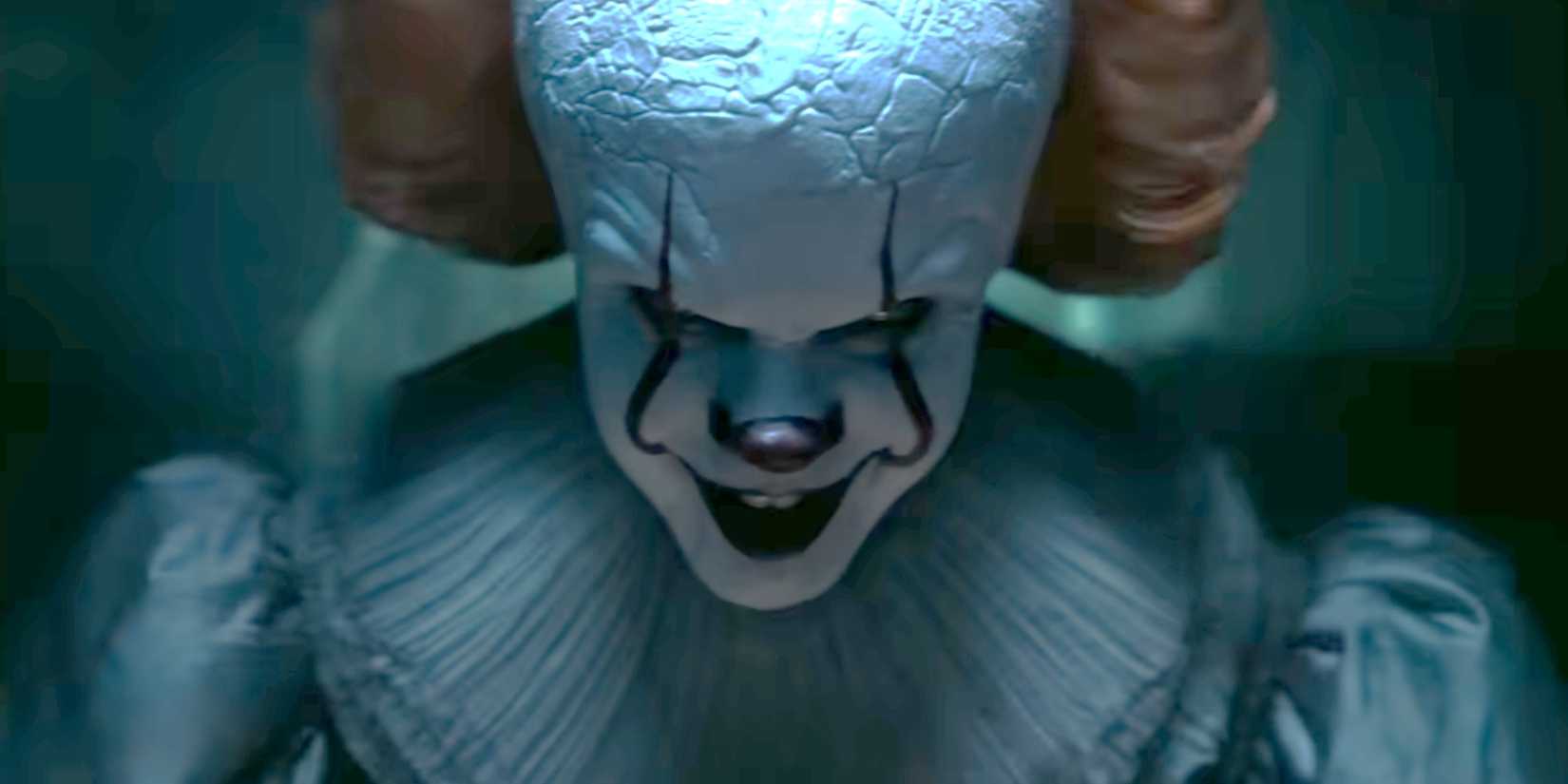 Pennywise sorrindo em It Welcome to Derry