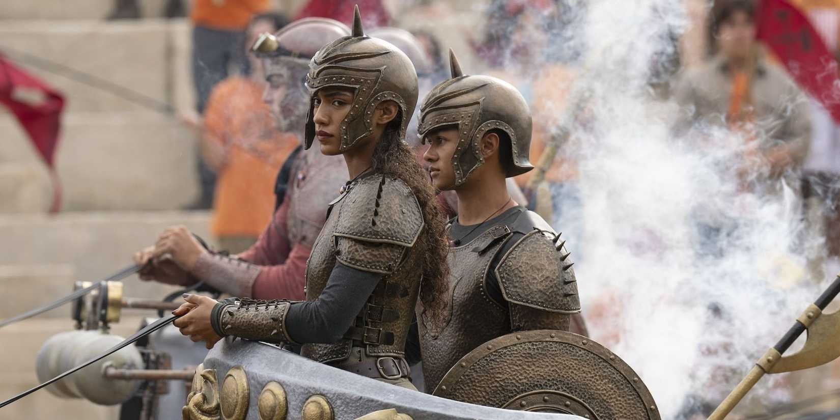 Percy (Walker Scobell) e Annabeth (Leah Sava Jeffries) em um carro alegórico na segunda temporada de Percy Jackson e os Olimpianos.