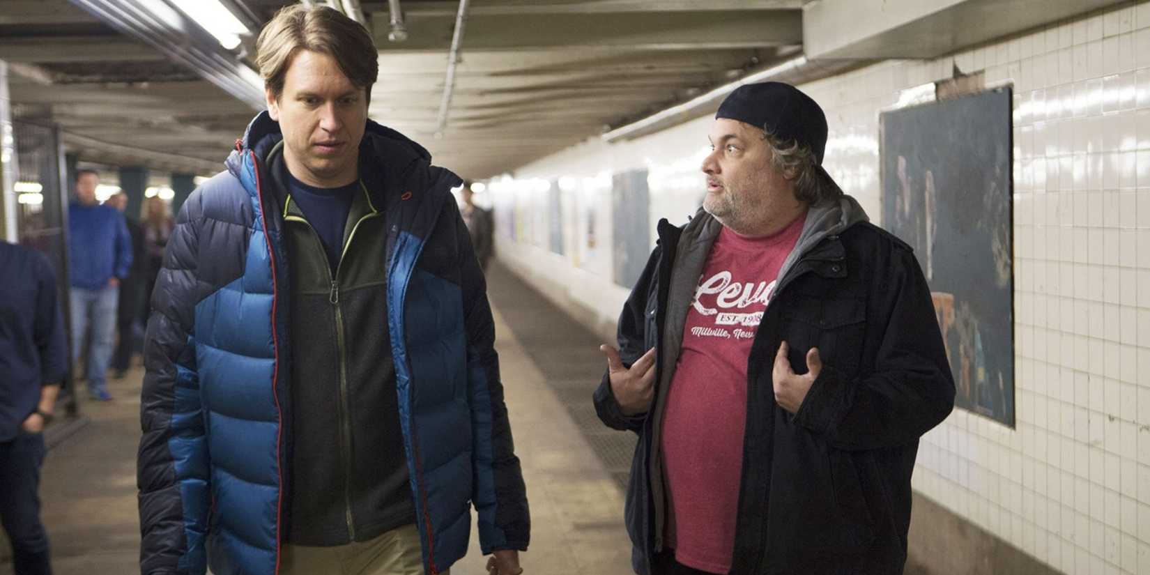 Pete Holmes e Artie Lange em uma estação de metrô em Crashing