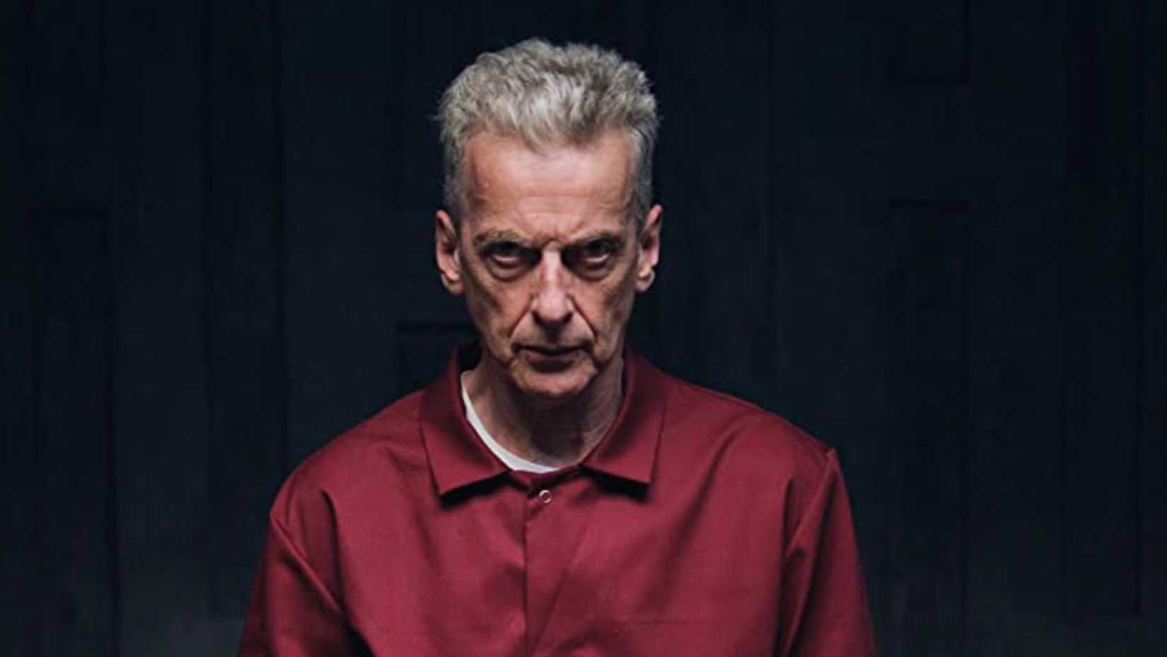 Gideon Shephard (Peter Capaldi) olha para a câmera em The Devil's Hour