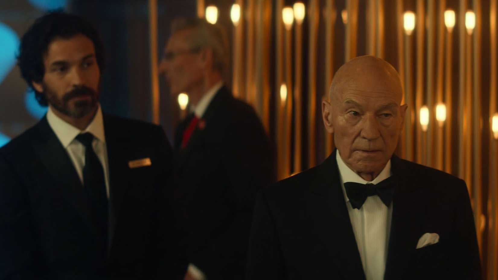 Picard e outros em trajes formais em