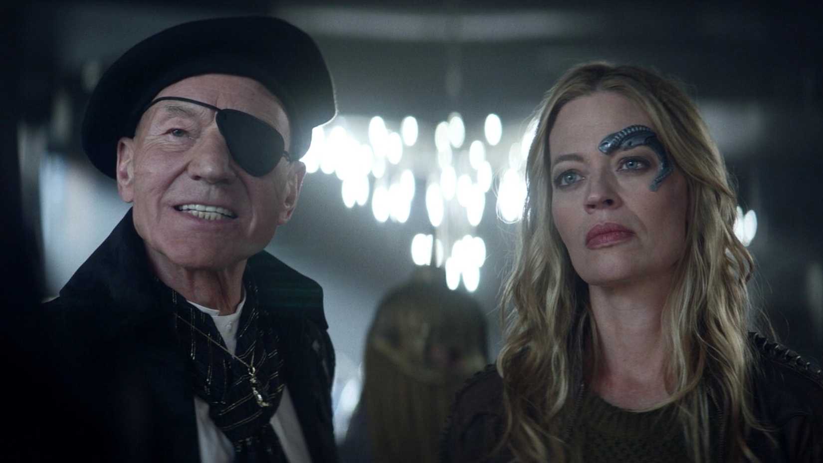 Picard usando um tapa-olho e Seven of Nine em Star Trek: Picard