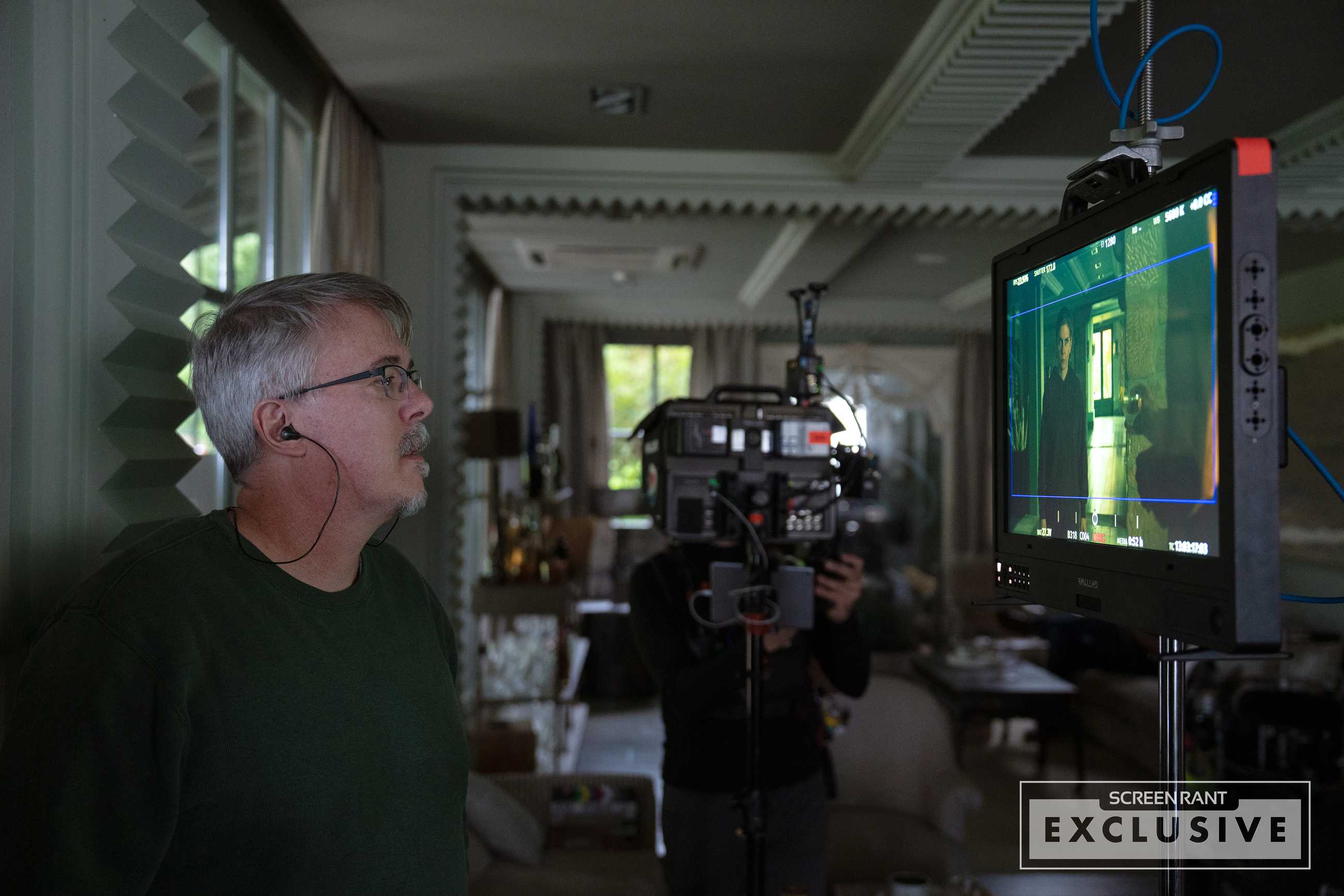Pluribus BTS Vince Gilligan Photo Episode 102 ScreenRant Exclusive