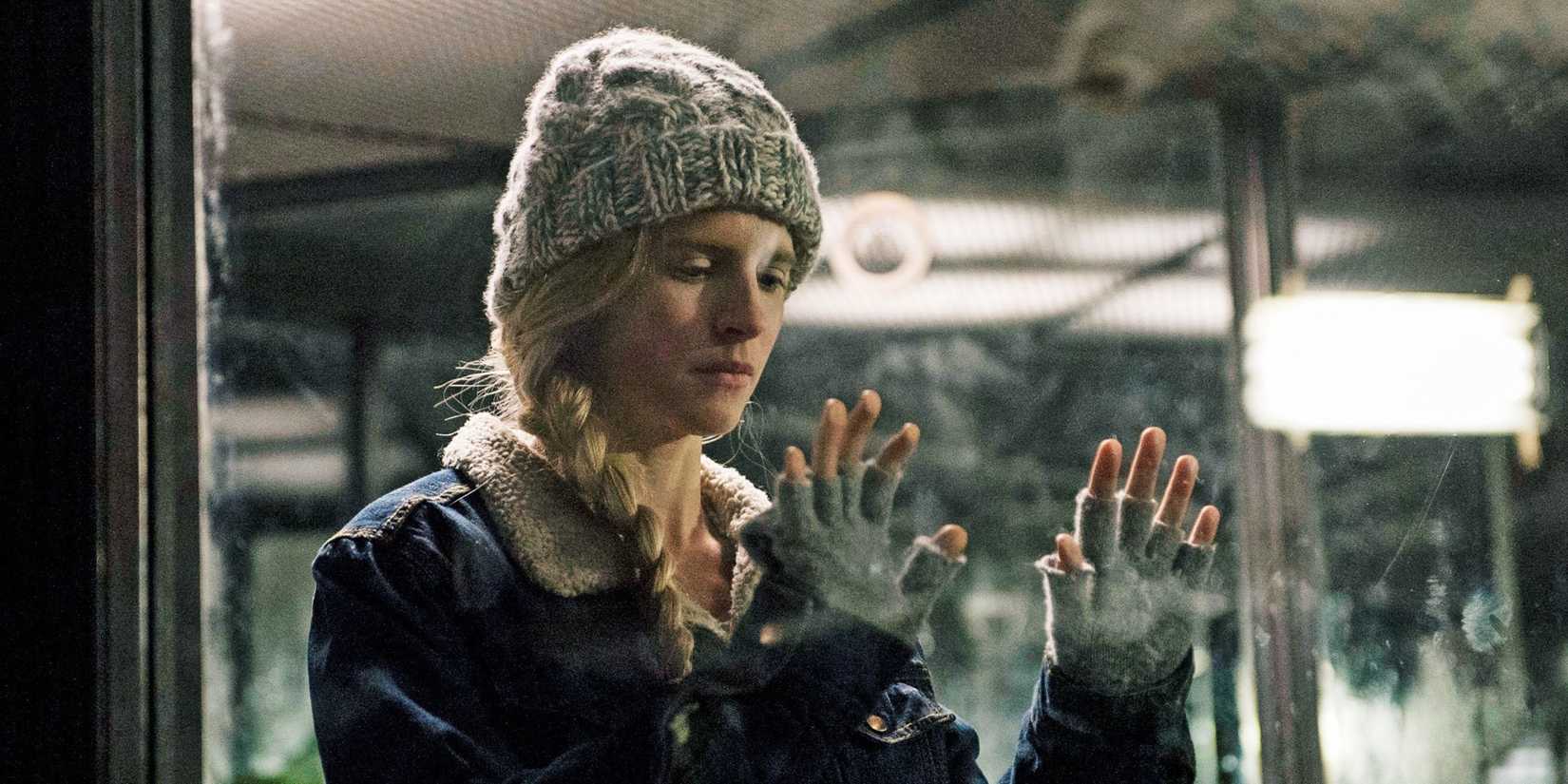 Prairie olhando para as mãos em The OA na Netflix