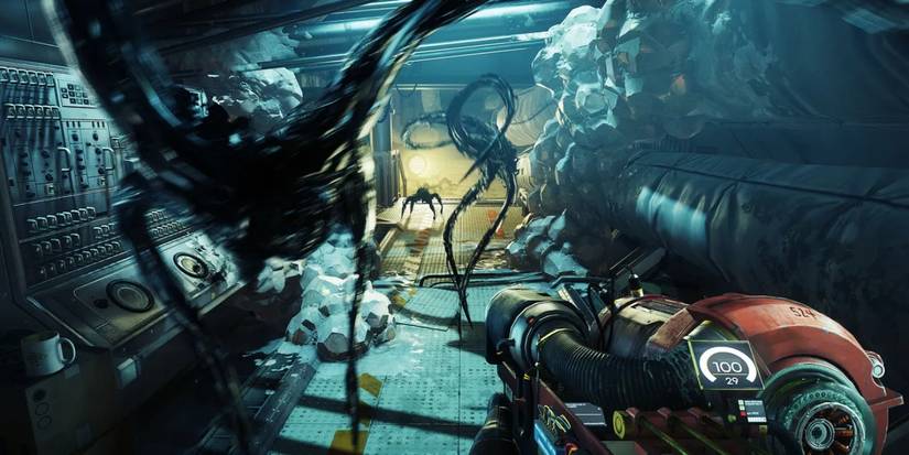 Morgan Yu sostiene un arma contra criaturas oscuras en un pasillo de Prey.