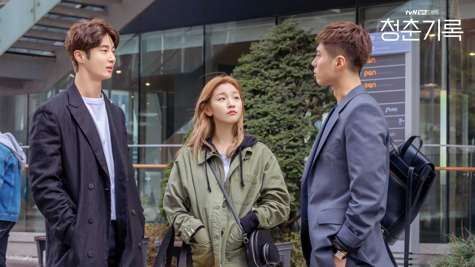 Dois rapazes e uma moça olhando um para o outro em Record of Youth K-Drama