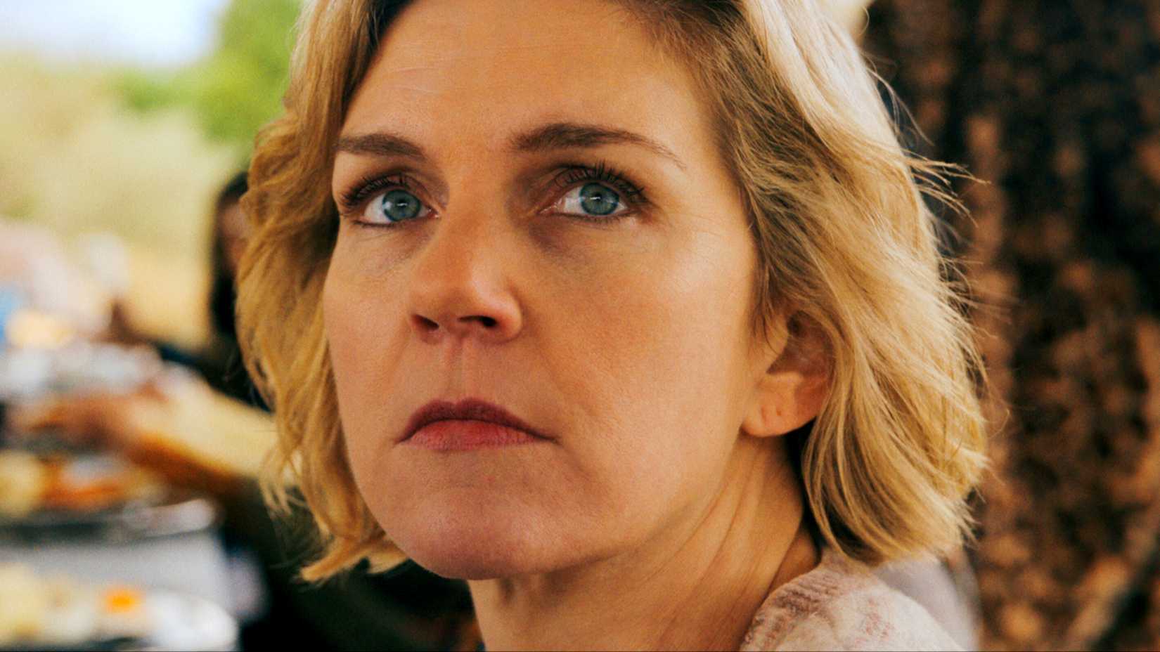 Rhea Seehorn interpretando Carol em Pluribus.