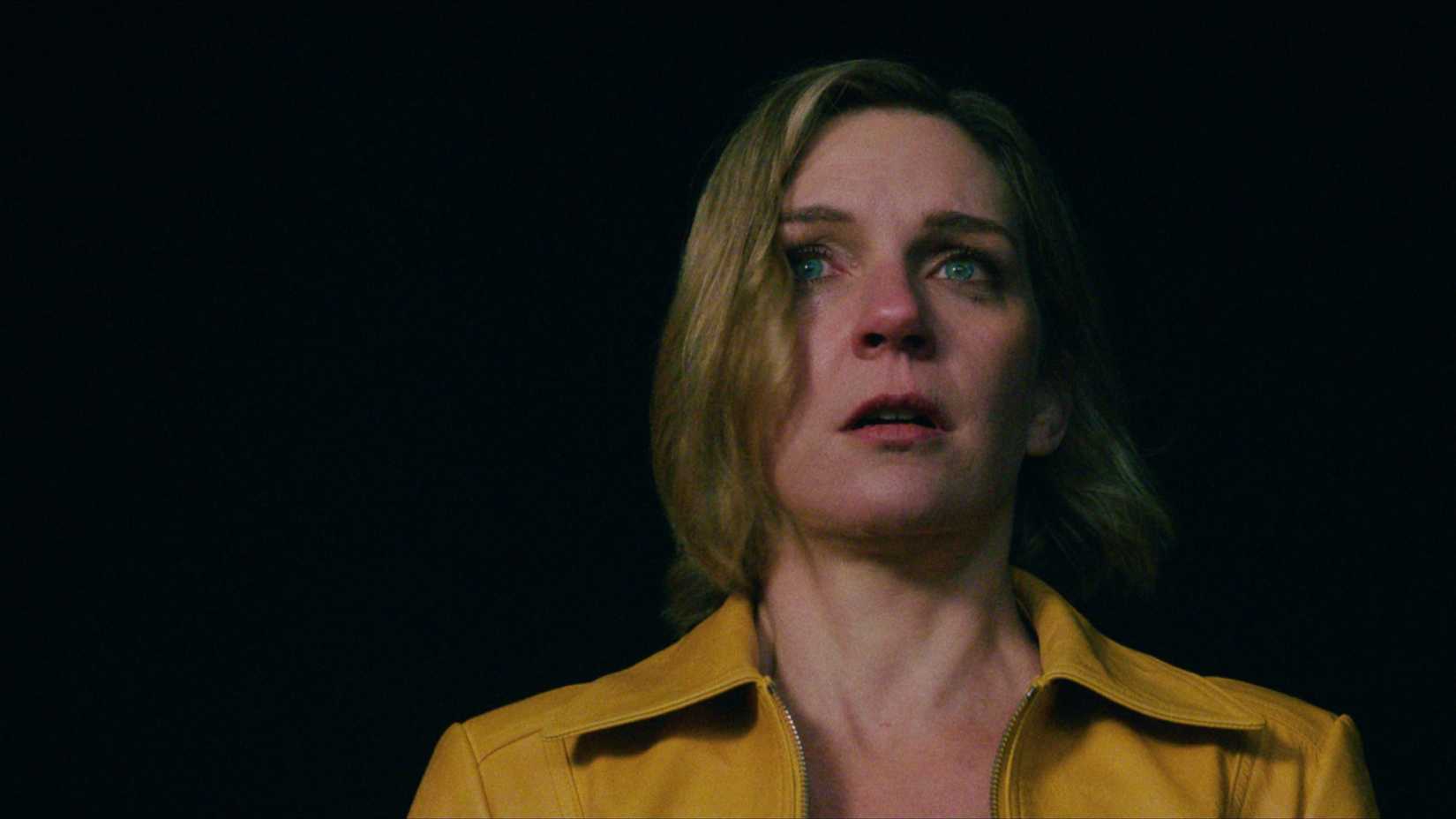 Rhea Seehorn com semblante aflito em Pluribus.