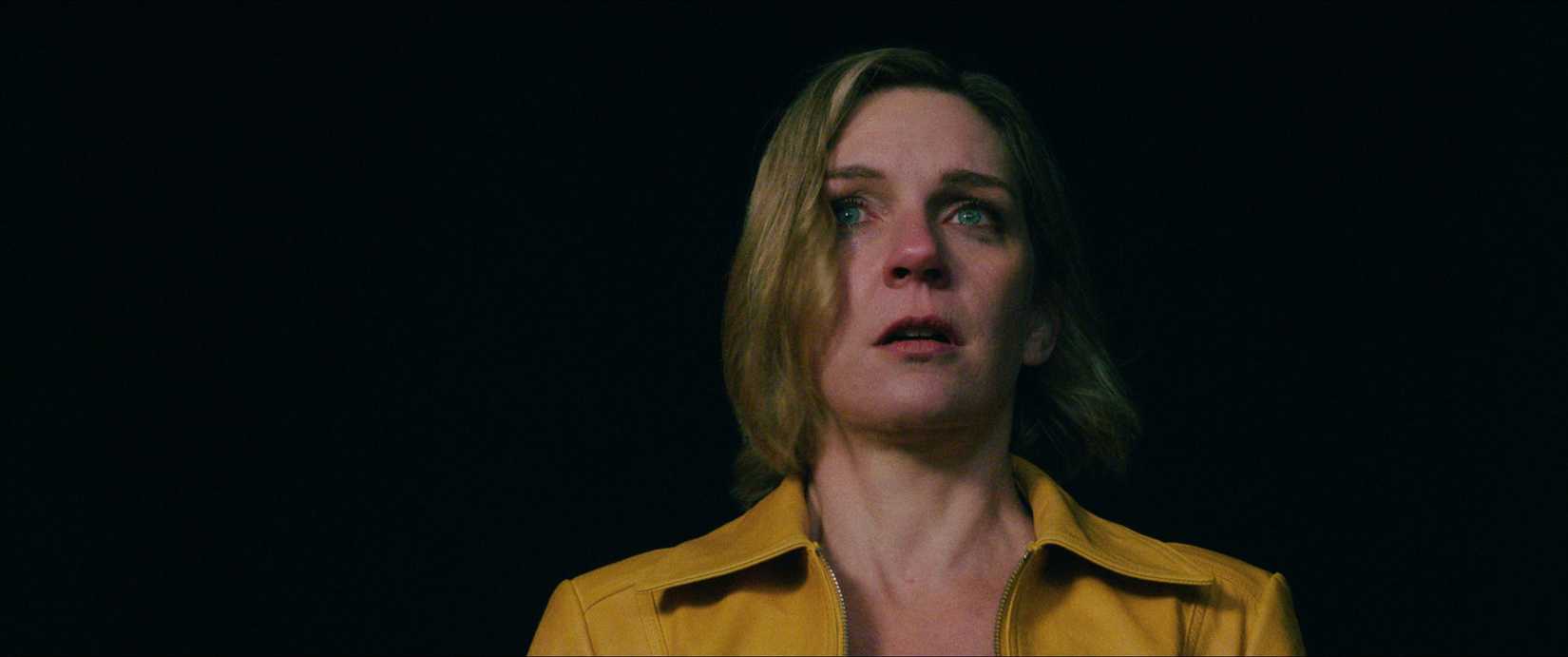 Rhea Seehorn, visivelmente aflita em Pluribus