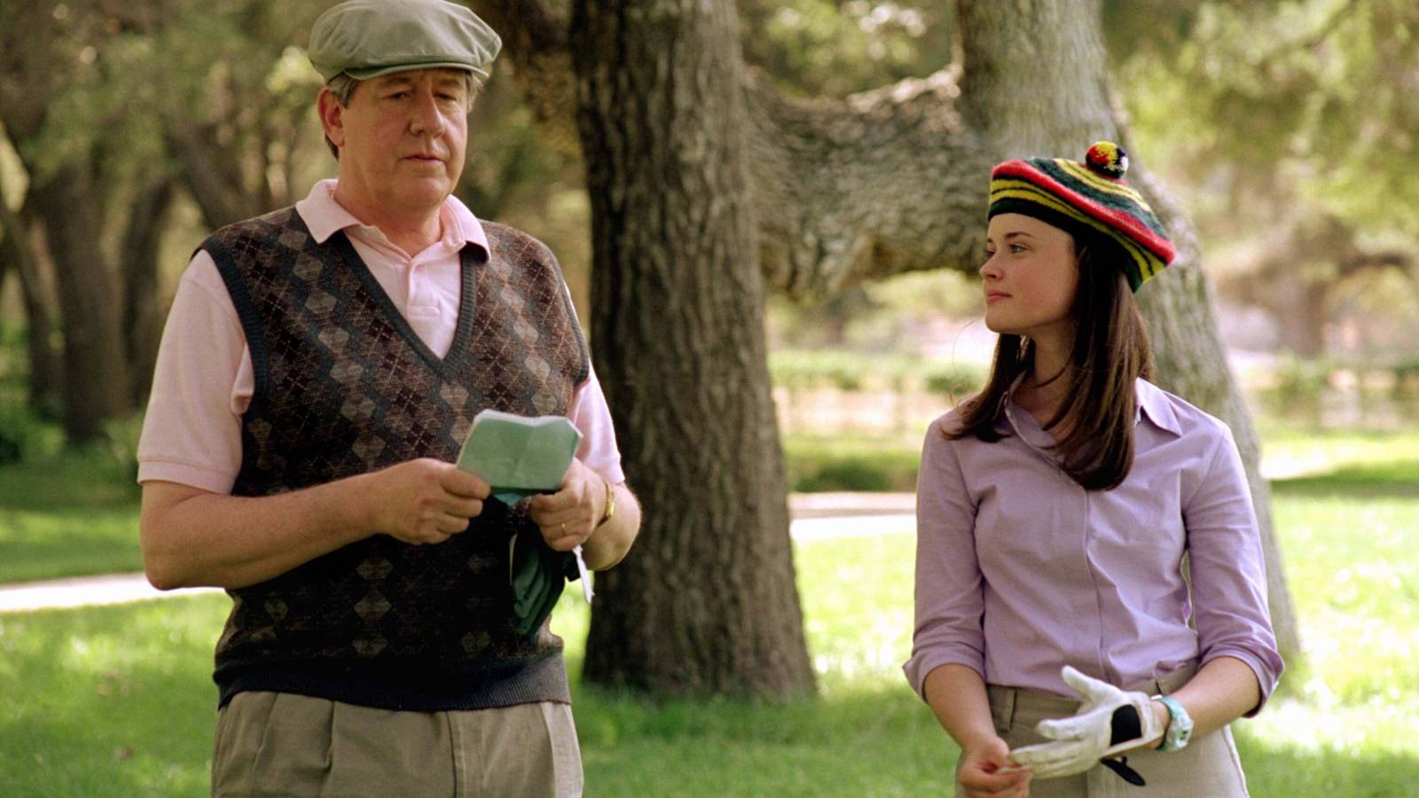 Richard (Edward Herrmann) and Rory (Alexis Bledel) on the golf green in Gilmore Girls season 1