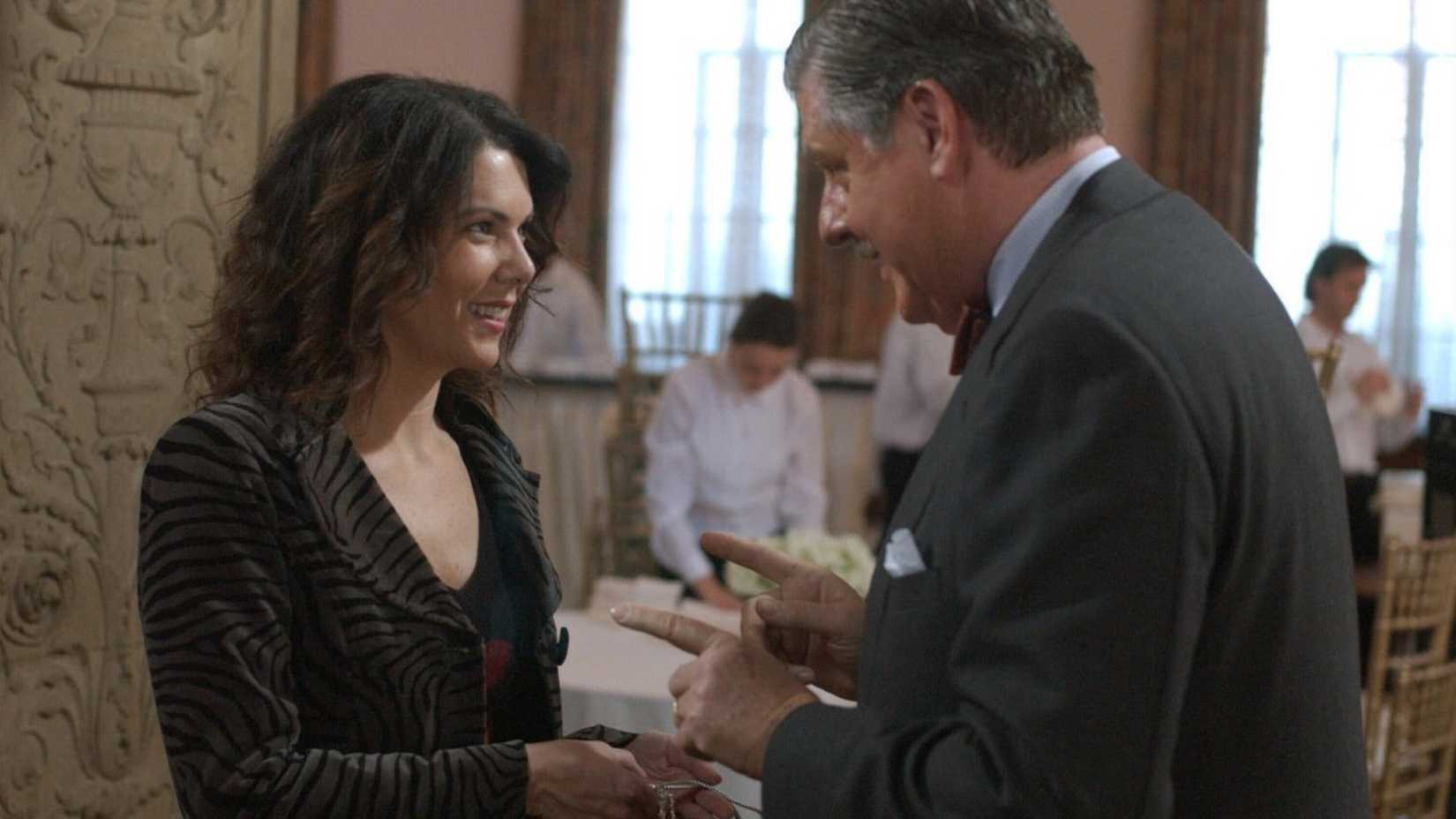 Richard conversando com Lorelai em Gilmore Girls.