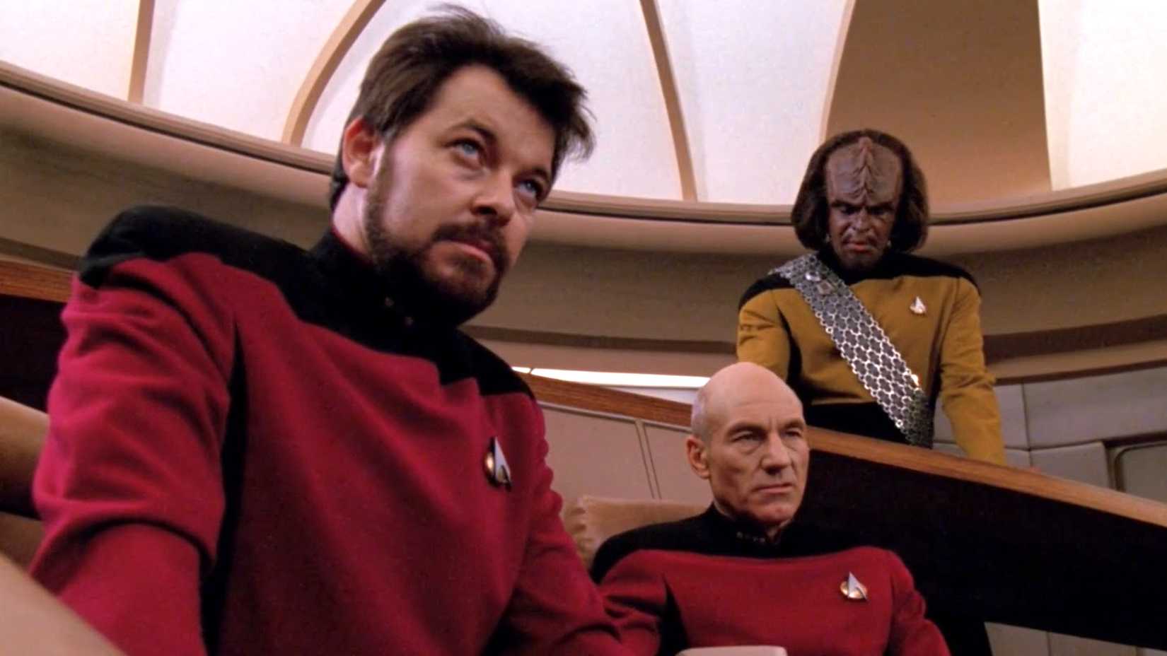 Riker, Picard e Worf em Star Trek: The Next Generation