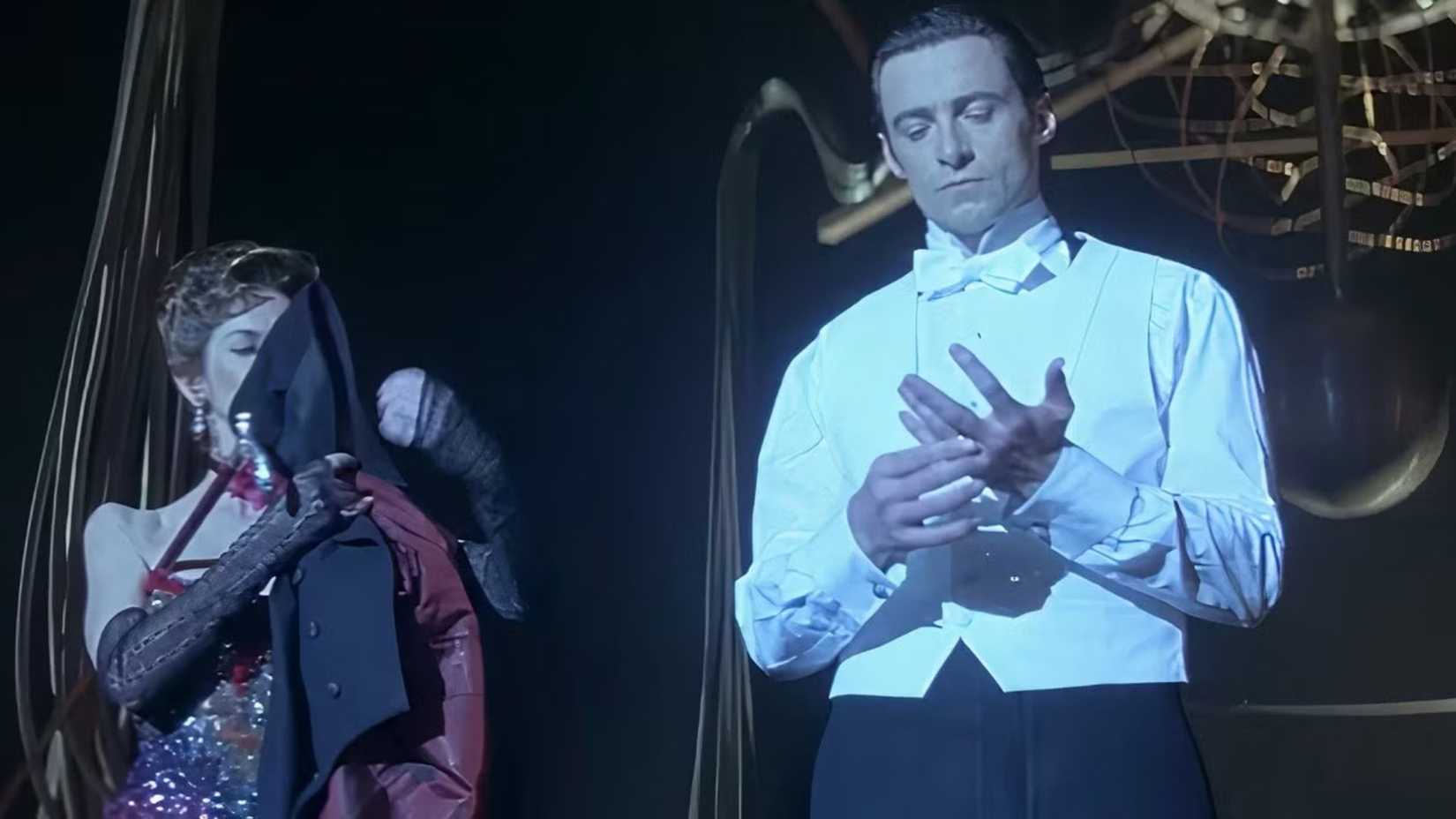 Robert (Hugh Jackman) fazendo mágica em O Grande Truque