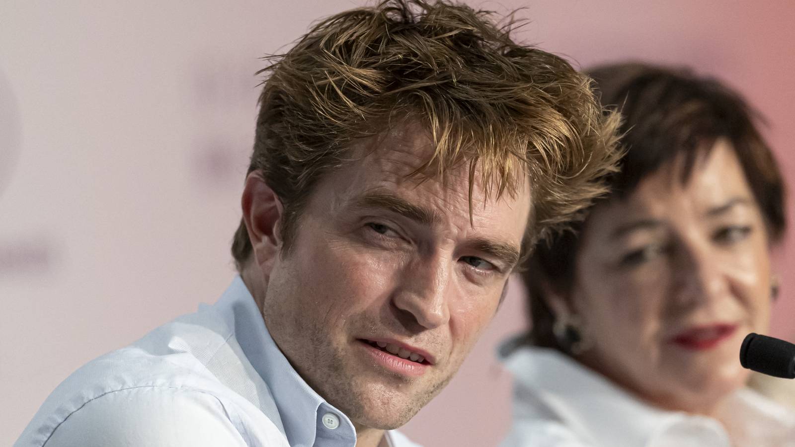 Robert Pattinson pulls a face at a press conference