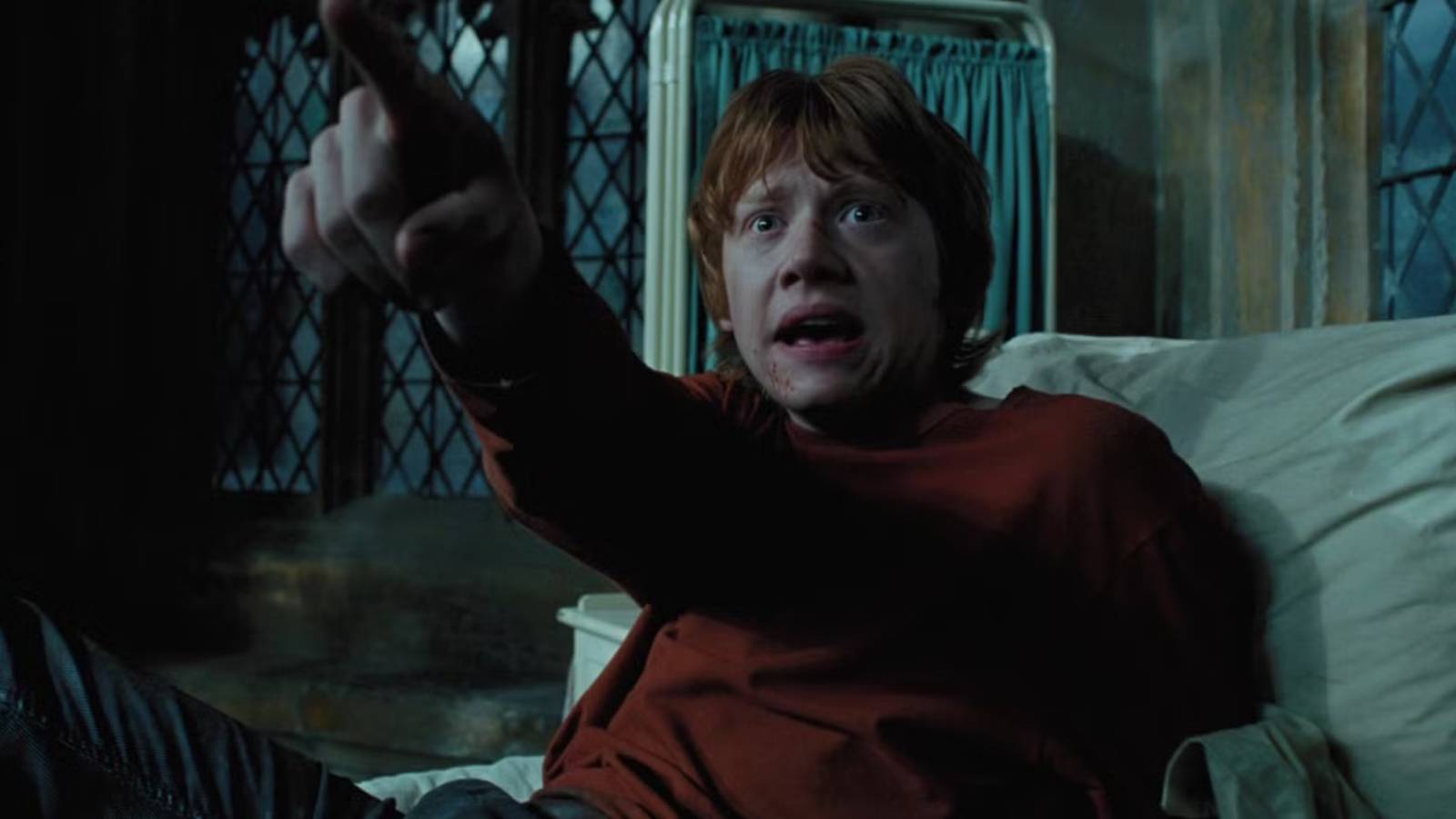 Ron confused pointing at something in Harry Potter and the Prisoner of Azkaban