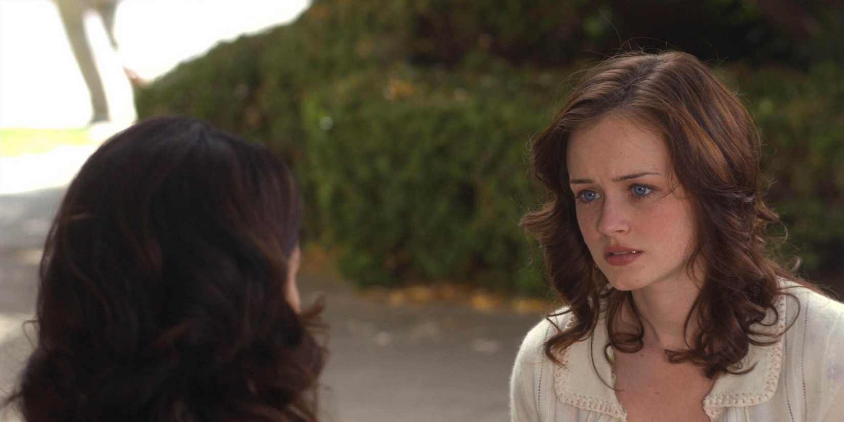 Rory (Alexis Bledel) looking hurt as she talks to Lorelai in the Gilmore Girls season 5 finale