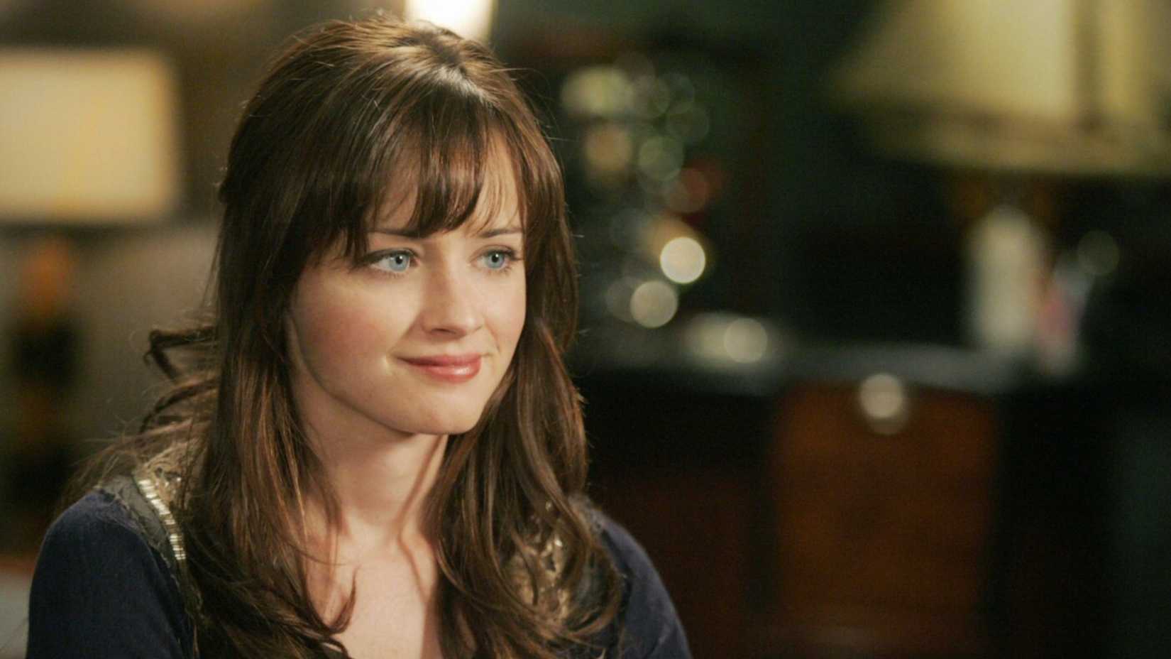 Rory Gilmore (Alexis Bledel) com um leve sorriso na sétima temporada de Gilmore Girls