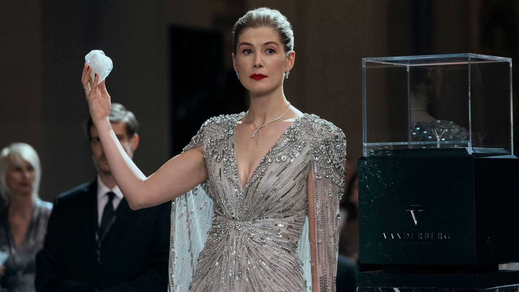 Rosamund Pike como Veronika segurando um diamante em Now You See Me Now You Don't