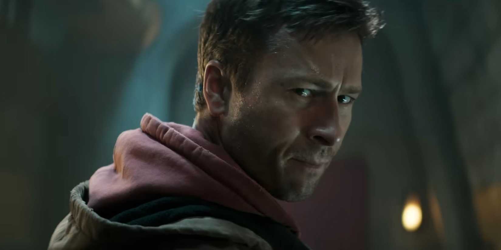 Glen Powell como Ben Richards olha para trás em O Homem Correndo