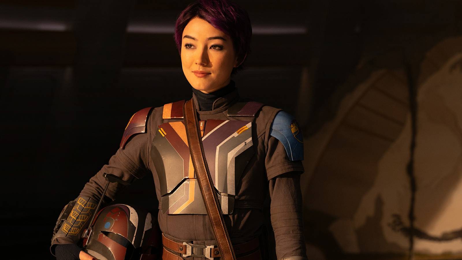 Sabine Wren in the Ahsoka show holding her helmet