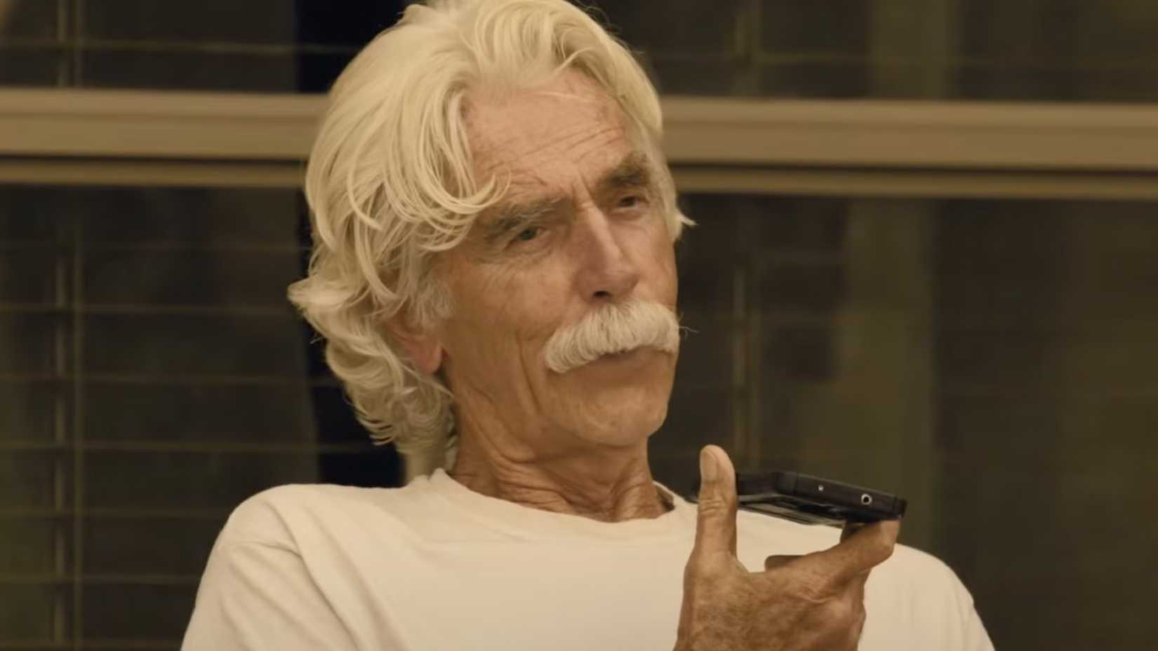 Sam Elliott ao telefone na segunda temporada de Landman.