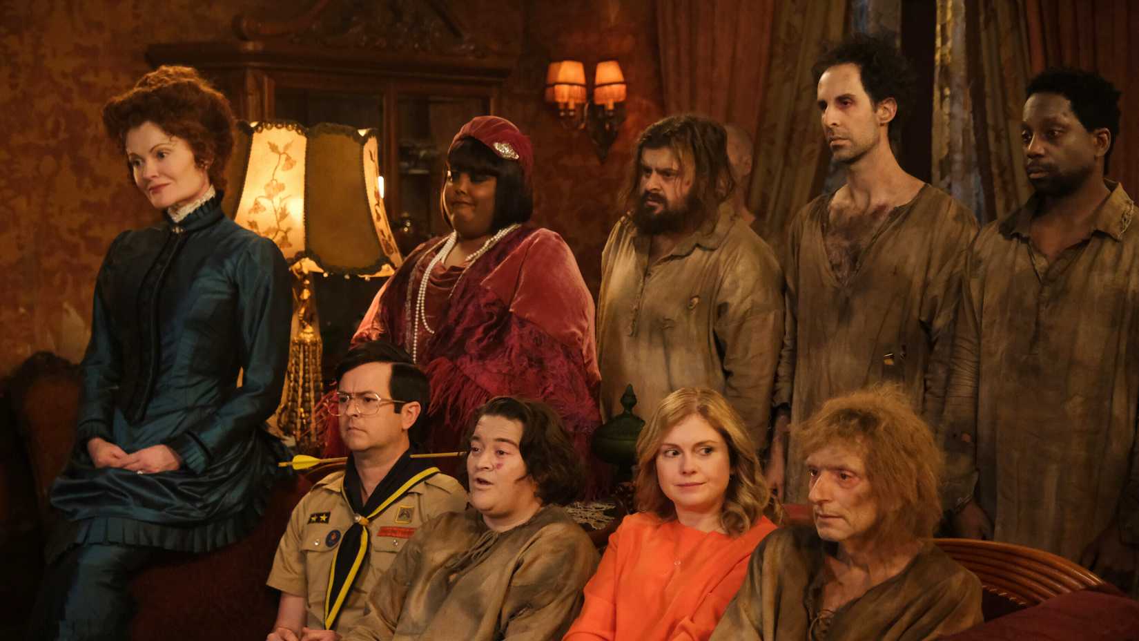 O elenco de Ghosts olhando para algo fora de quadro