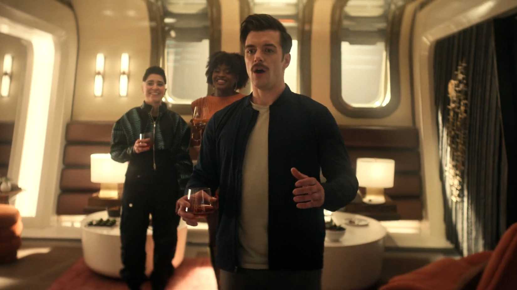 Sam Kirk em festa casual em Star Trek: Strange New Worlds.