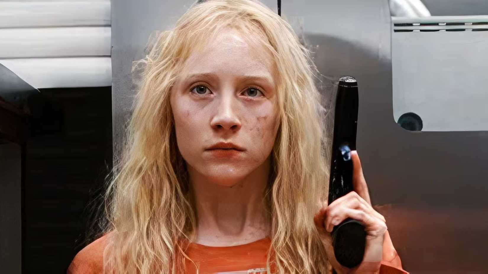 Saoirse Ronan como Hanna com uma arma em Hanna