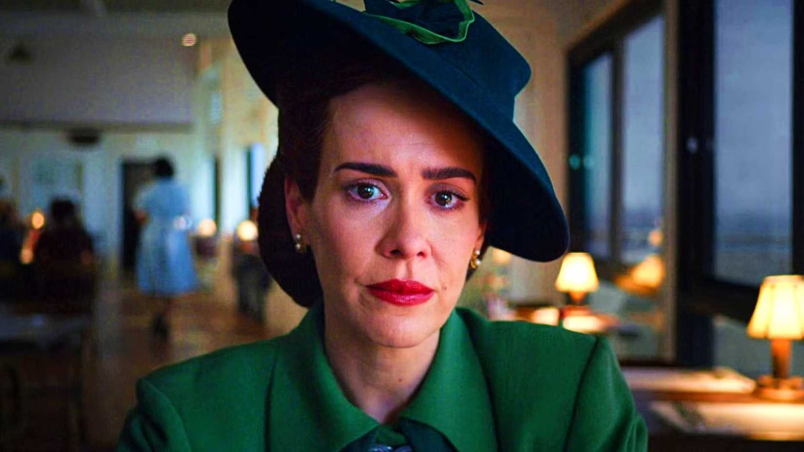 Sarah Paulson como a Enfermeira Ratched chorando em Ratched