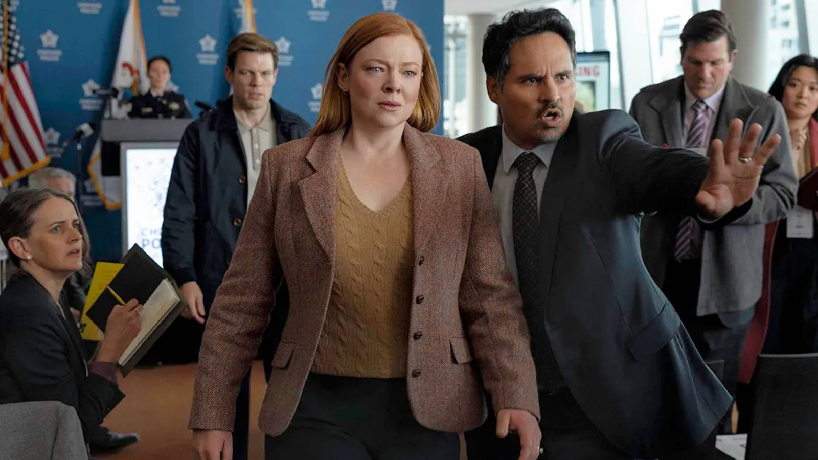 Sarah Snook sendo auxiliada por Michael Peña em All Her Fault