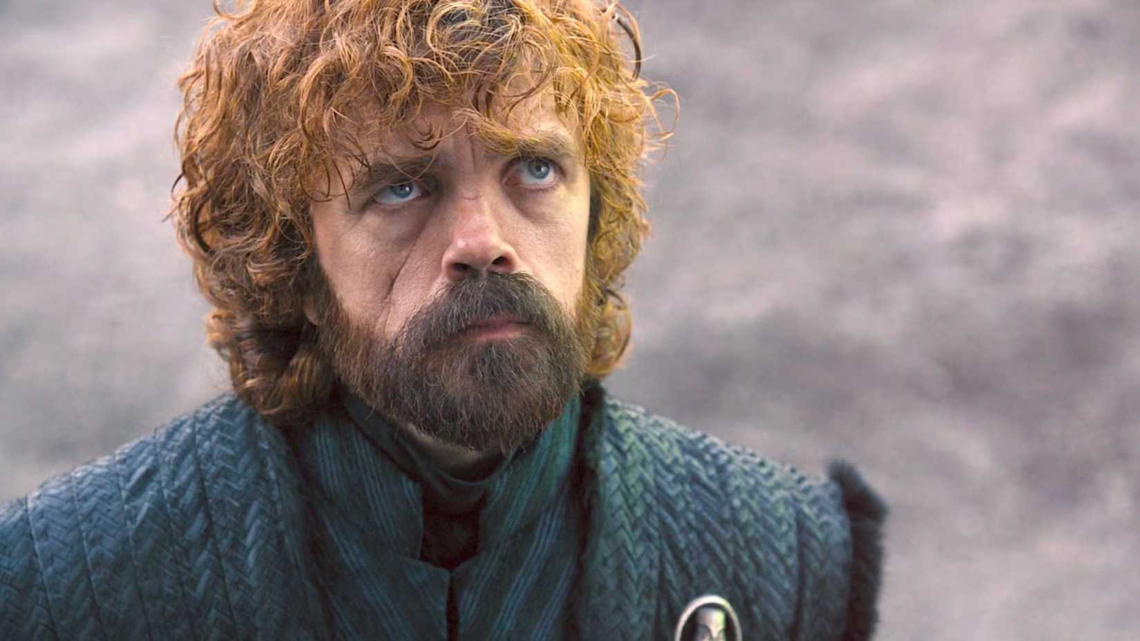 Tyrion (Peter Dinklage) olhando para cima tristemente em Game of Thrones.