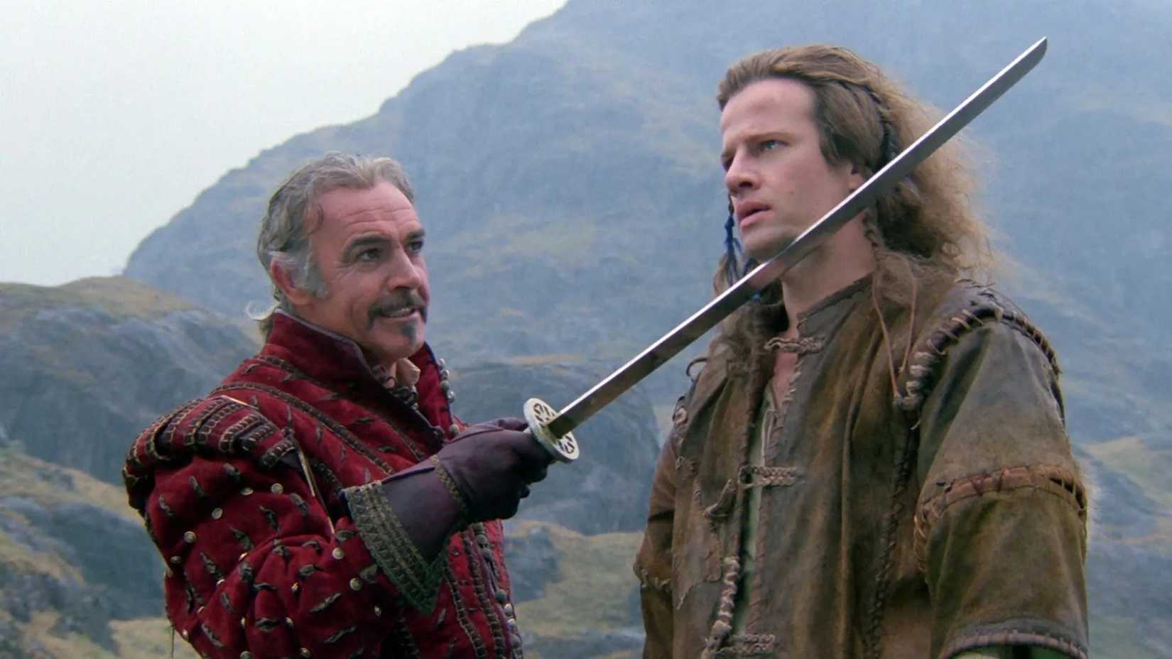 Sean Connery empunhando uma espada para Connor em Highlander