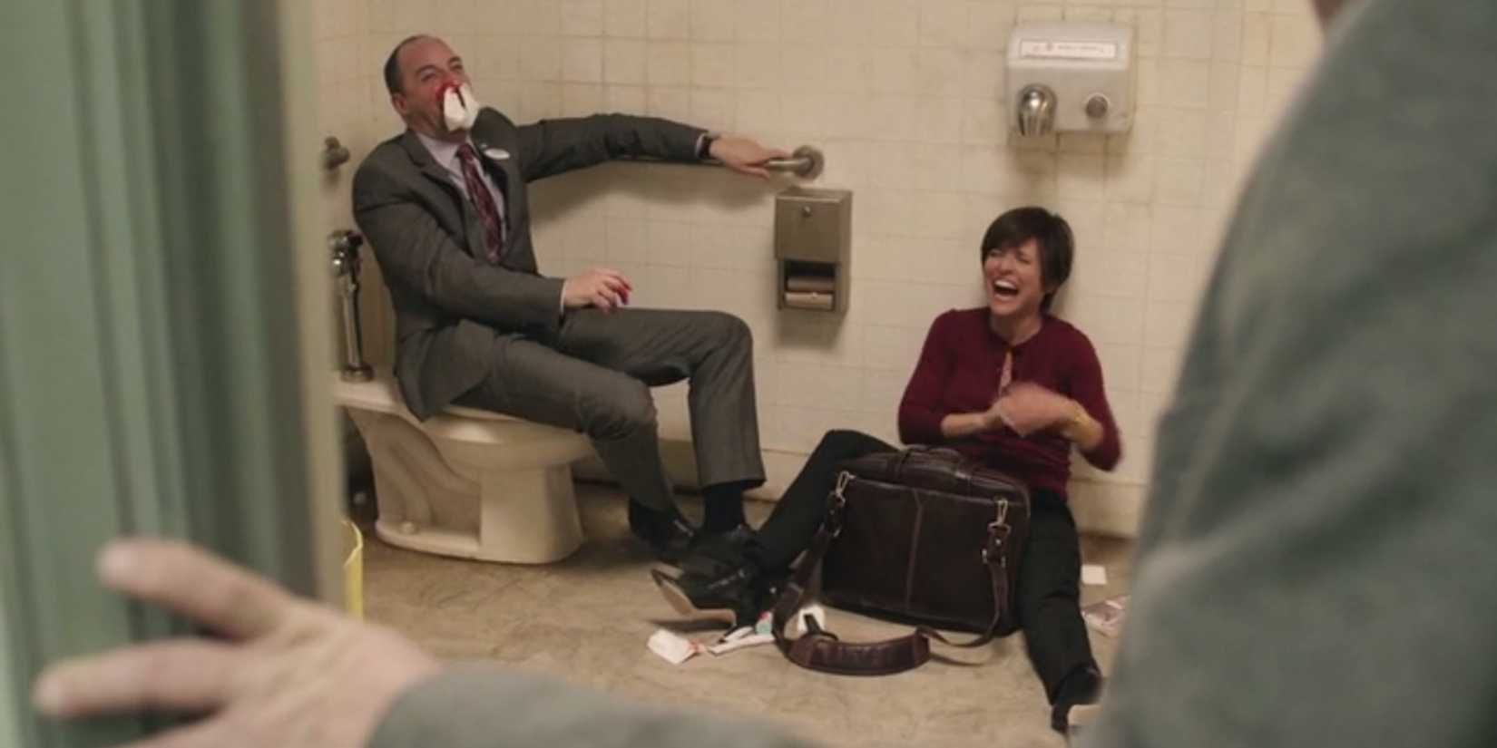 Selina e Gary rindo em um banheiro em Veep