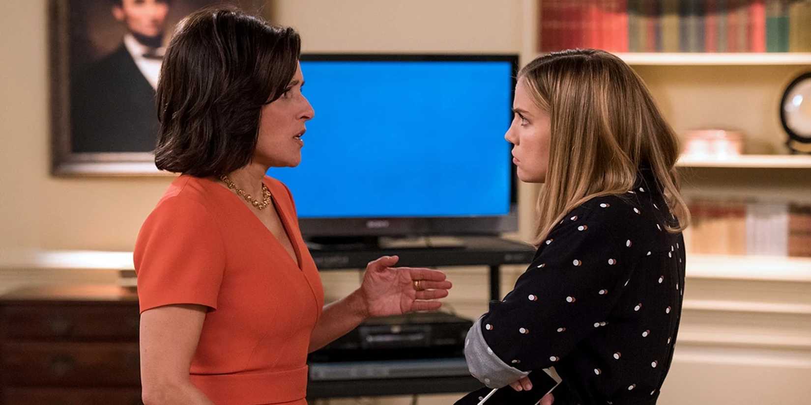 Selina conversando com Amy em Veep