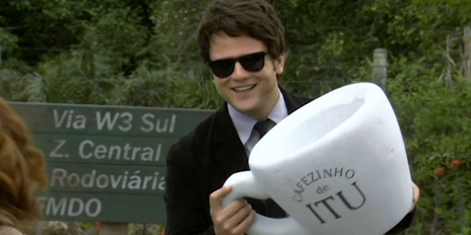 Selton Mello as Tales in Os Aspones