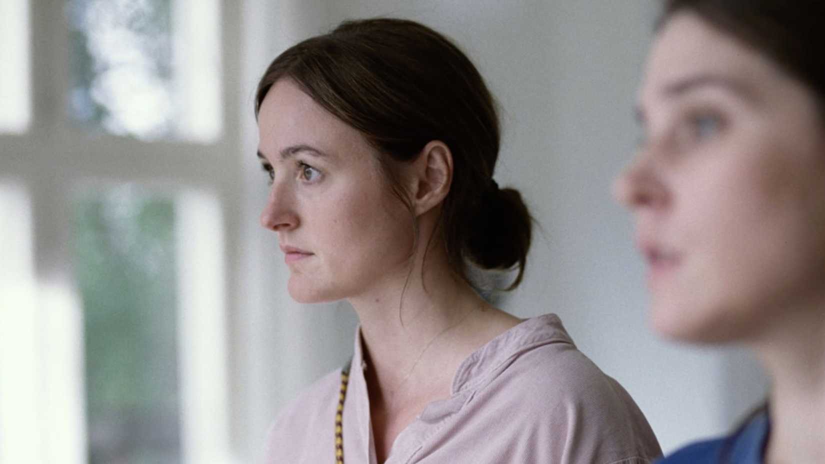 Gustav refletindo sobre o passado em Sentimental Value