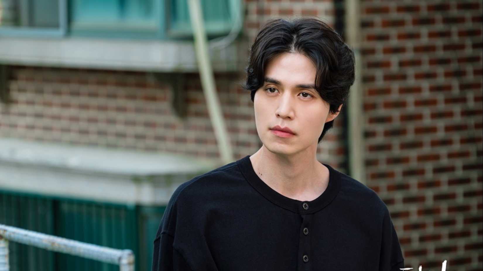 Lee Dong-wook como Seo Moon-jo em Strangers From Hell AKA Hell Is Other People.