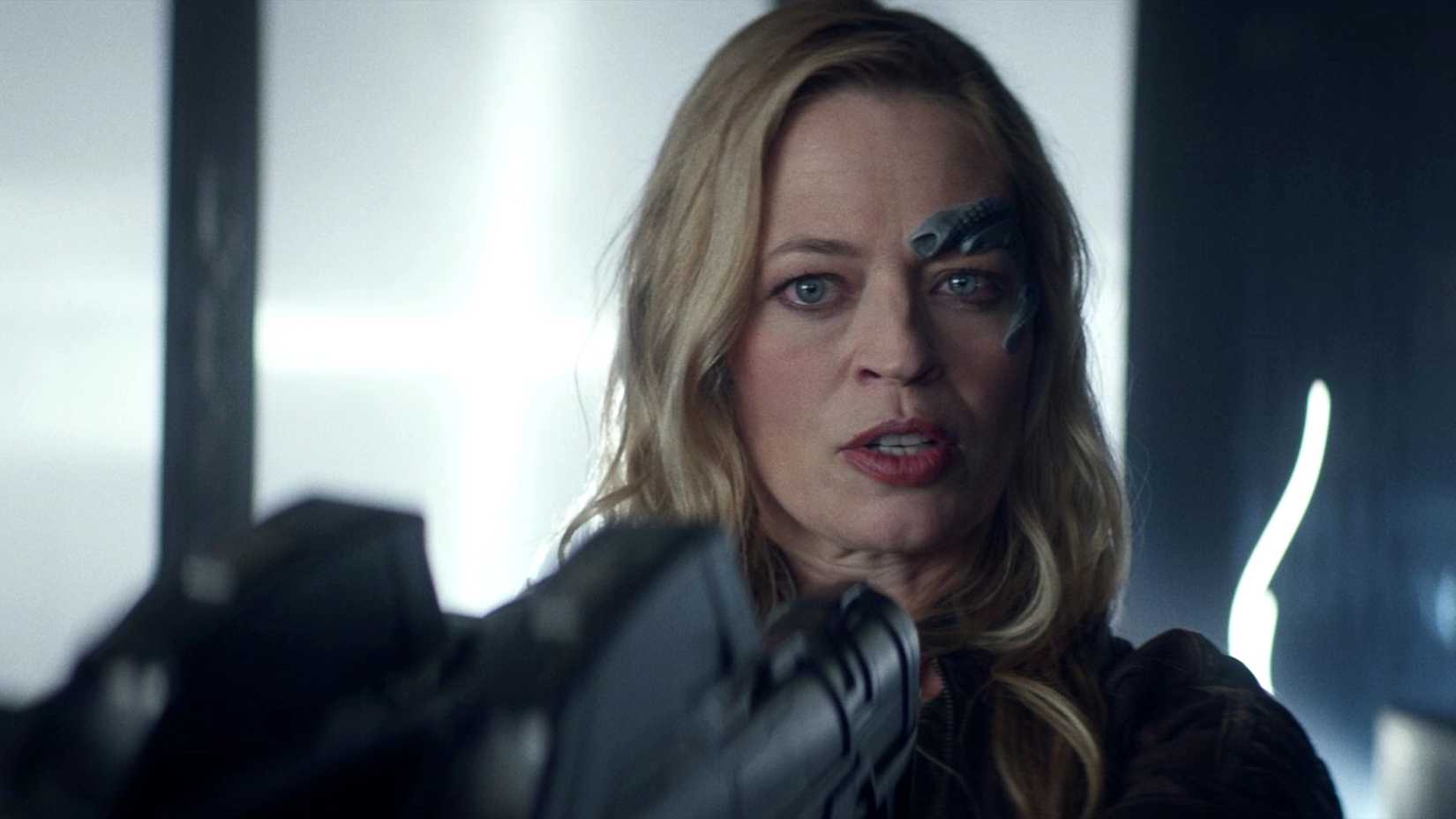 Seven of Nine toting phaser rifles