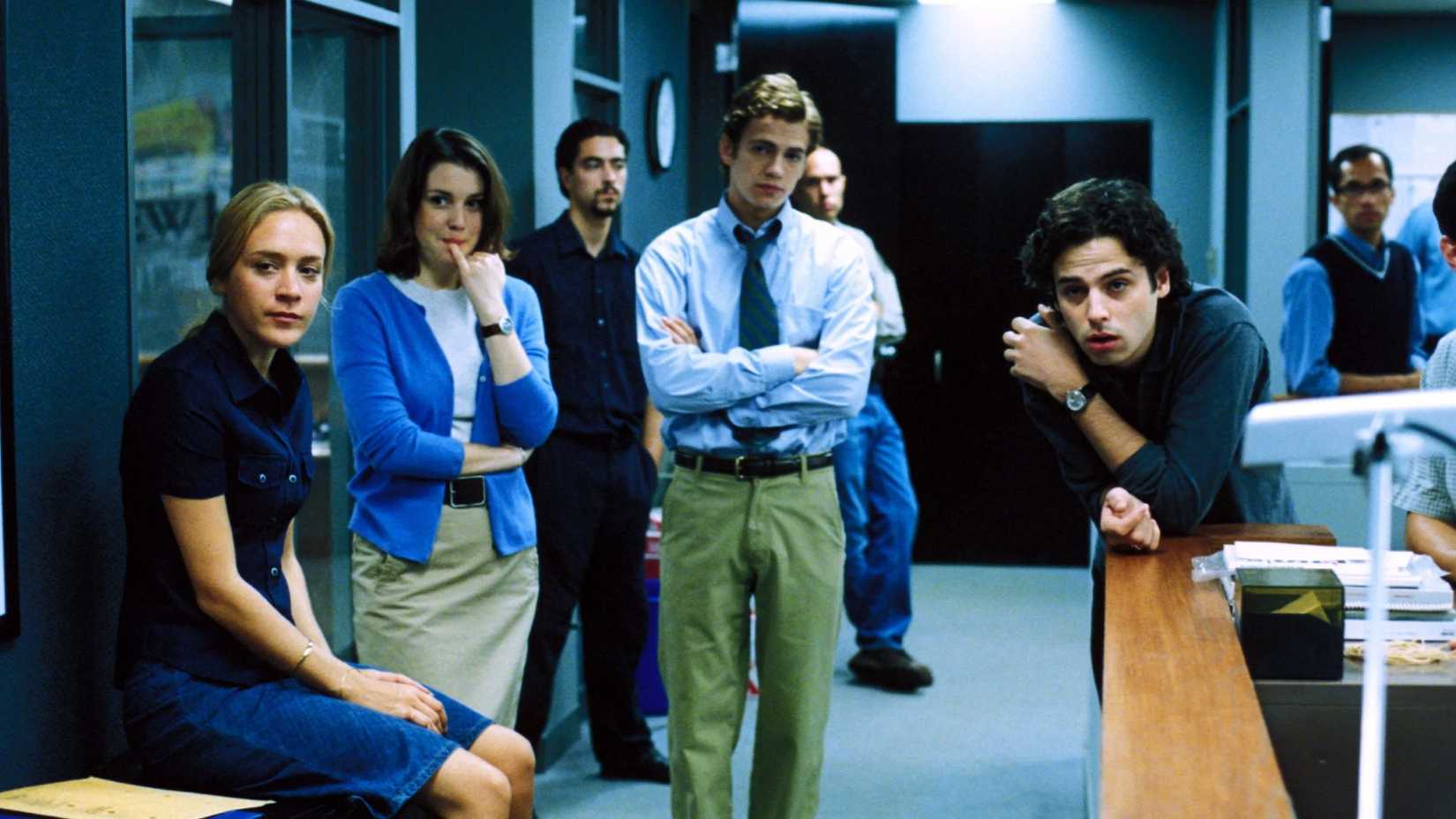 A equipe da revista fica no corredor observando em Shattered Glass