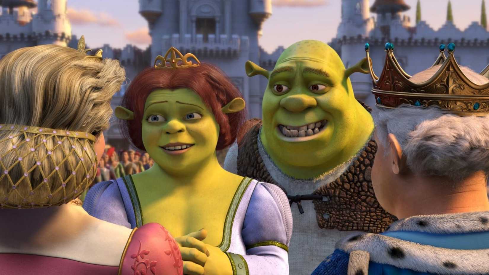 Shrek e Fiona sorriem sem graça ao conhecer os pais dela em Shrek 2